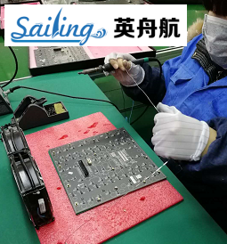 蘇州英舟航攜點膠機/自動焊錫機工程師,走進嘉興三思光電LED顯示屏生產廠家